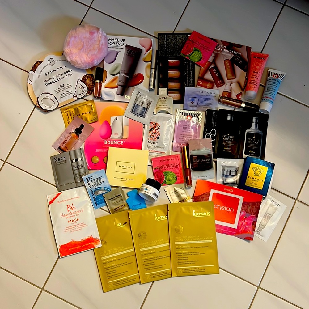 Sephora deluxe samples with makeup bag